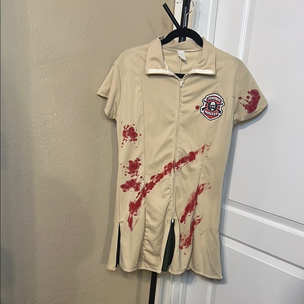 Women’s Zombie Hunter Capítulo stume Beige Zip-Up Dress with Red Blood Stains